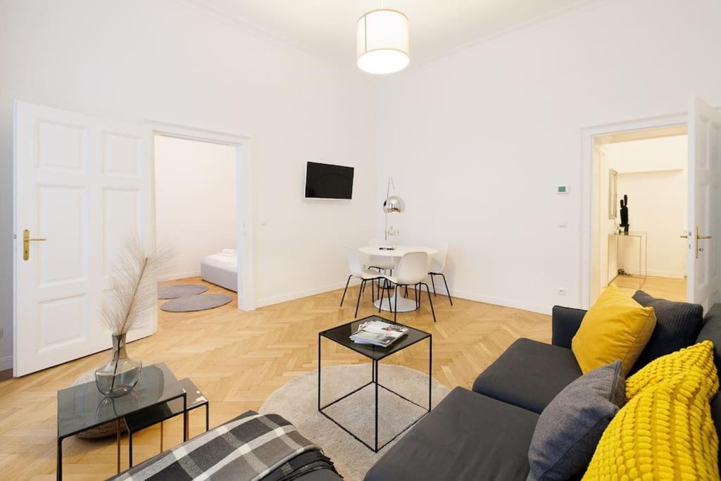 Franz 21 - Typical Viennese Apartment In The Heart Of Wenen Buitenkant foto