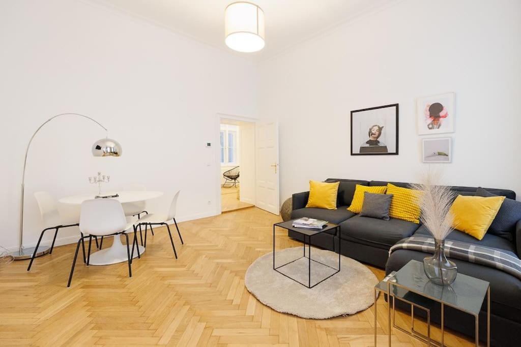 Franz 21 - Typical Viennese Apartment In The Heart Of Wenen Buitenkant foto