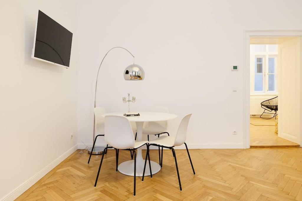 Franz 21 - Typical Viennese Apartment In The Heart Of Wenen Buitenkant foto
