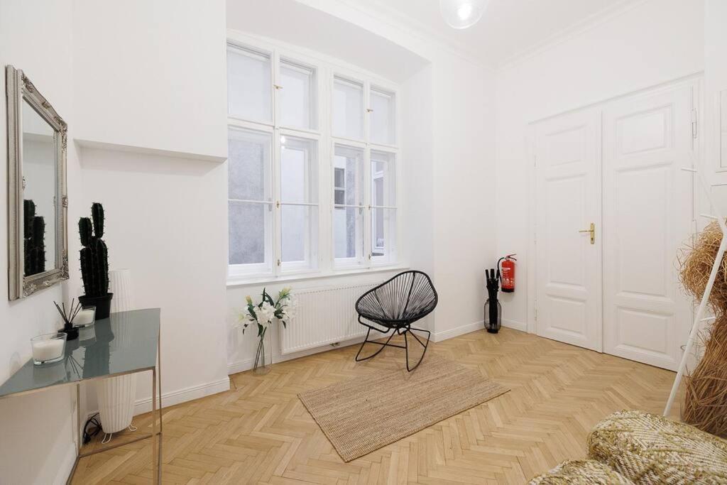 Franz 21 - Typical Viennese Apartment In The Heart Of Wenen Buitenkant foto