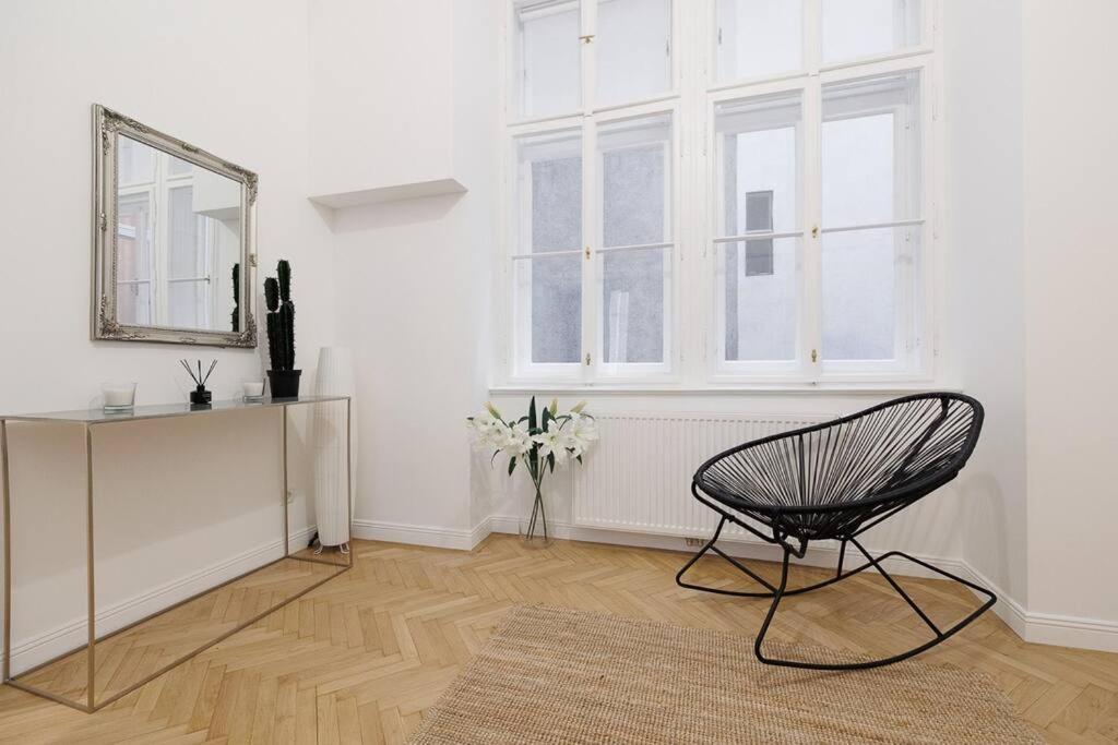 Franz 21 - Typical Viennese Apartment In The Heart Of Wenen Buitenkant foto